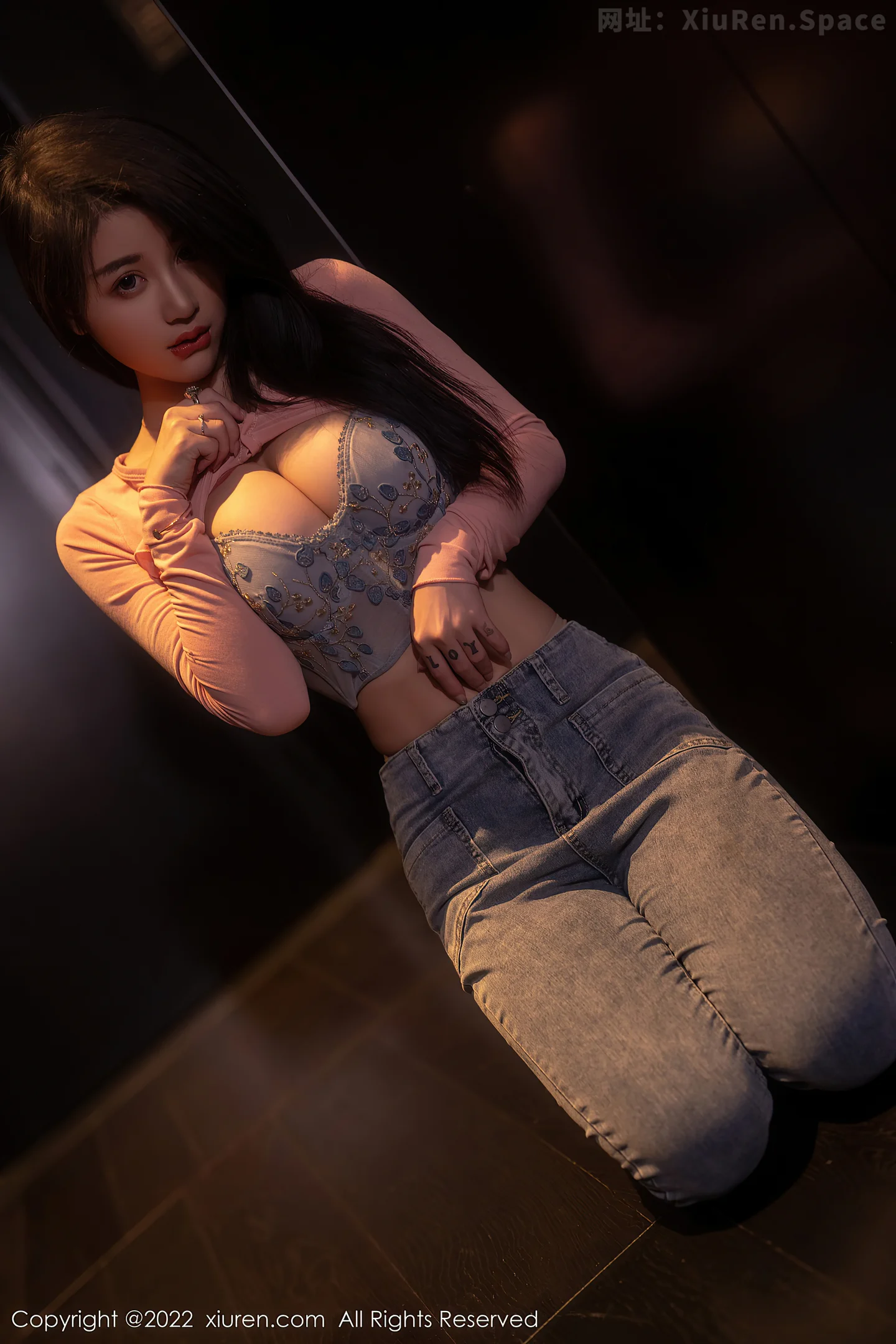 图片[2]-[XiuRen秀人网] VOL.5506 模特美七Mia西双版纳旅拍粉色上衣配牛仔裤露性感内衣诱惑写真65P-秀人网官方网站